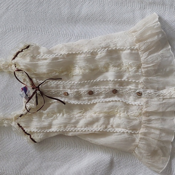 Girls size 4 cream colored button up with lace details - Picture 1 of 8